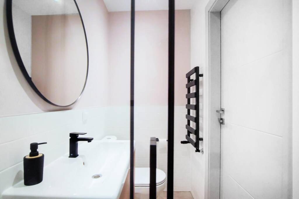 On A Budget 90m From The Main Square Apartment